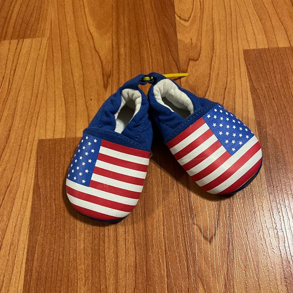 Red white and blue. Good condition. No size, would say newborn to 1.